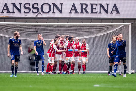 Sandvikens Leo Englund jublar med lagkamrater