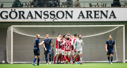 Sandvikens Leo Englund (v) kvitterar till 2-2 och