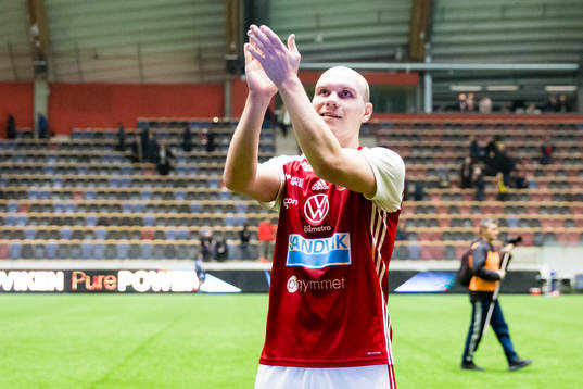 Sandvikens 1-2 målskytt Vyacheslav Koidan tackar publiken