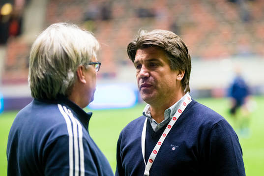 Djurgårdens sportchef Bosse Andersson samtalar med