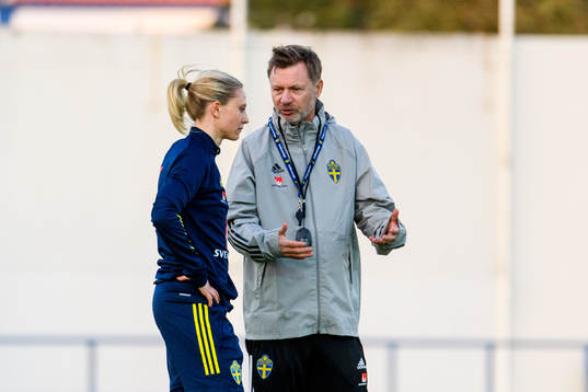 Peter Gerhardsson, head coach speaks with Rebecka Blomqvist
