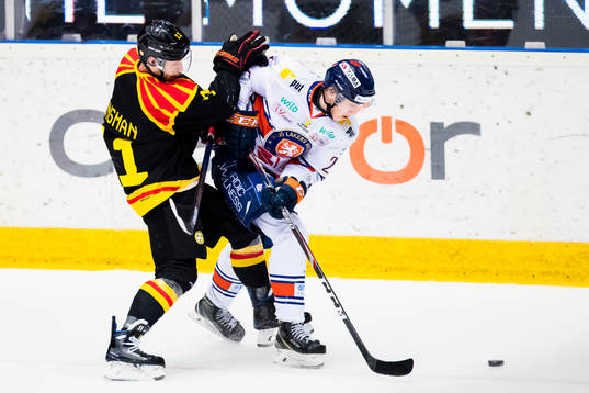 Brynäs Josef Ingman i kamp om pucken med Växjös Pontus