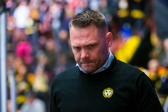 Brynäs assisterande tränare Mikael Holmqvist ser