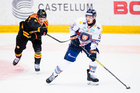 Växjös Miika Koivisto i kamp om pucken med Brynäs John