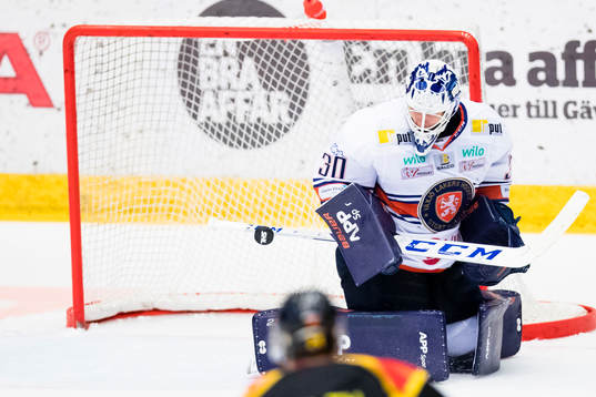 Växjös målvakt Viktor Fasth med en räddning
