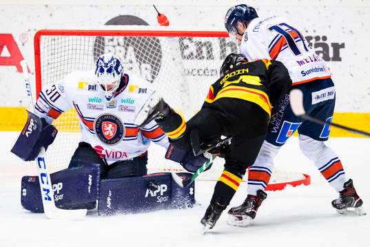 Växjös målvakt Viktor Fasth med en räddning i