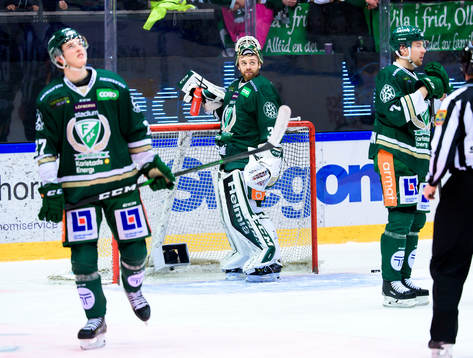 Färjestads målvakt Markus Svensson deppar och titta på