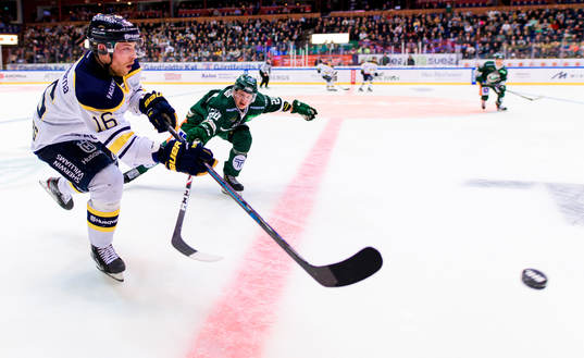 s Filip Sandberg och Färjestads Aleksi Mustonen