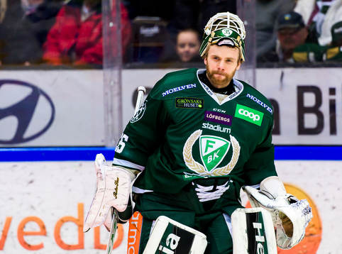 Färjestads målvakt Markus Svensson deppar