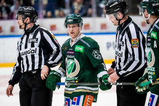 Färjestads Marcus Nilsson lämnar isen