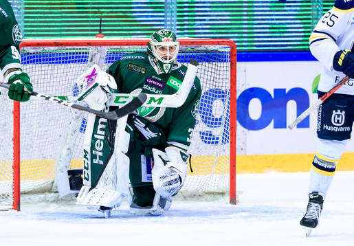 Färjestads målvakt Markus Svensson deppar