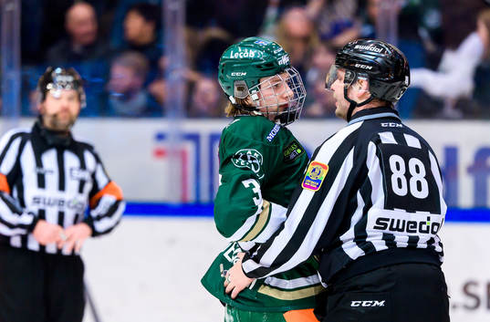 Färjestads Noah Andersson i samtal med Linjedomare Daniel