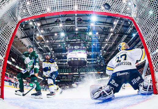 s målvakt Jonas Gunnarsson medans HV71:s Markus Lauridsen