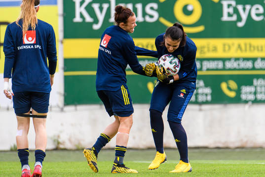 Jessica Samuelsson and goalkeeper Zecira Musovic