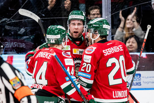 Frölundas Viktor Ekbom (m) jublar med lagkamrater
