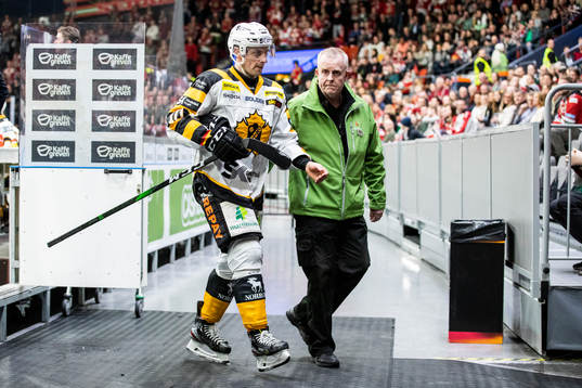 Skellefteås Joakim Lindström lämnas isen