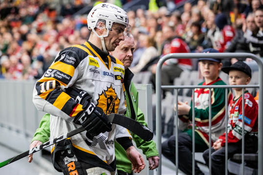 Skellefteås Joakim Lindström lämnar isen