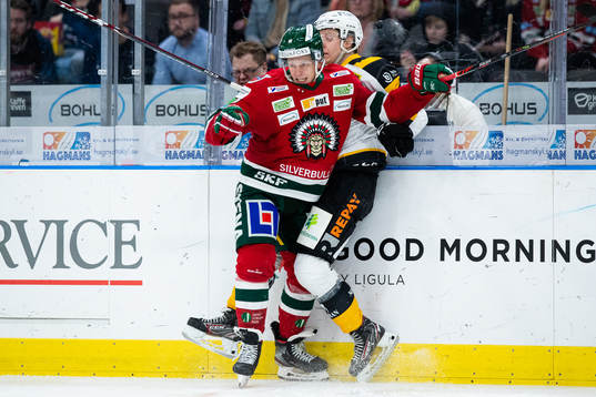 Frölundas Max Friberg tacklar Skellefteås Jacob Andersson