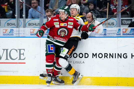 Frölundas Max Friberg tacklar Skellefteås Jacob Andersson