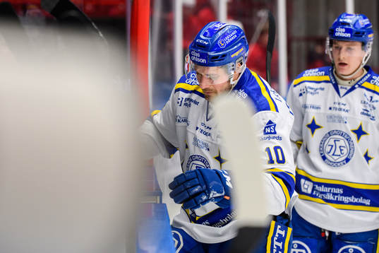 Leksands Johan Fransson lämnar isen skadad