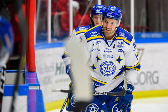 Leksands Johan Fransson lämnar isen skadad