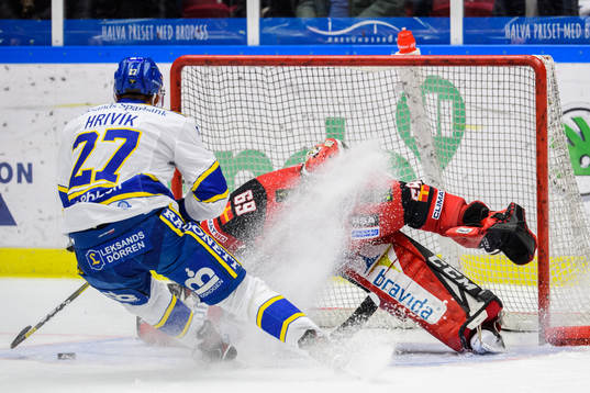 Leksands Marek Hrivik mot Malmö Redhawks målvakt Oscar