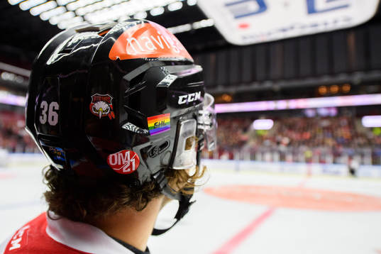 Malmö Redhawks med pride sticker från SHL på hjälmarna