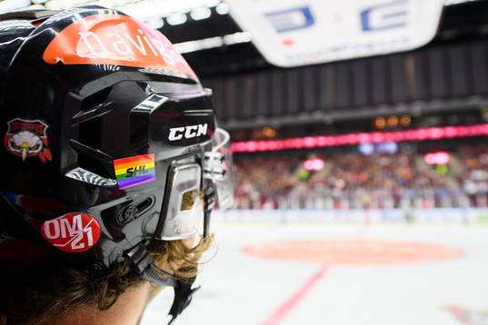 Malmö Redhawks med pride sticker från SHL på hjälmarna