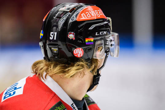 Malmö Redhawks med pride sticker från SHL på hjälmarna