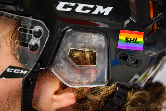Malmö Redhawks med pride sticker från SHL på hjälmarna
