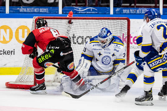 Malmö Redhawks Johan Olofsson och Leksands målvakt Axel