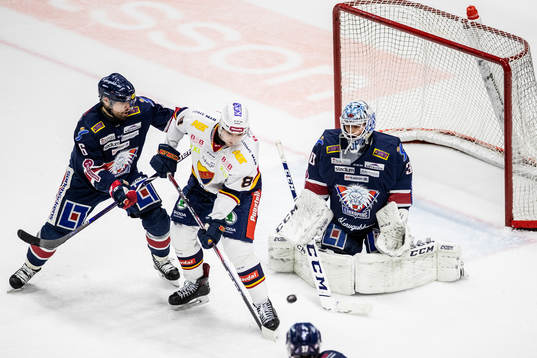 Linköpings Jonas Holös och målvakt Jacob Johansson mot