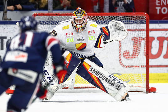 Djurgårdens målvakt Niklas Svedberg räddar straff slagen