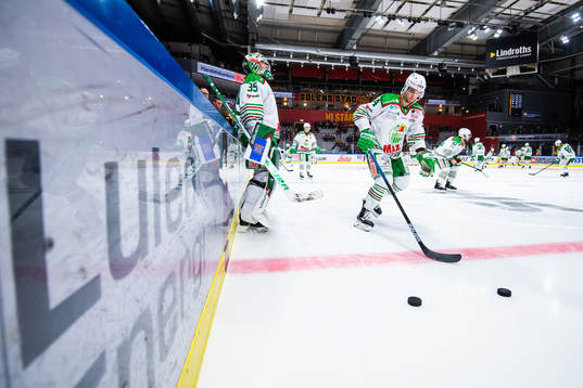 Rögles målvakt Roman Will och lagkamrater