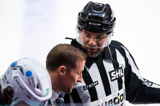 Linjedomare Emil Yletyinen och Rögles tränare Cam Abbott