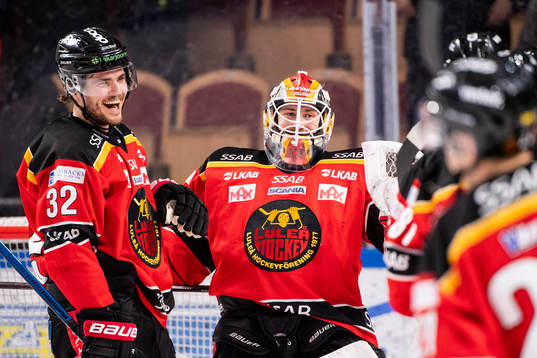 Luleås Oscar Engsund och målvakt Joel Lassinantti jublar