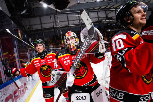 Luleås målvakt Joel Lassinantti jublar