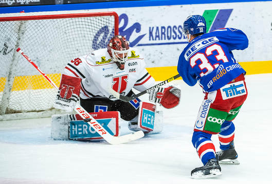 Oskarshamns Filiph Engsund  och Örebros målvakt Dominik