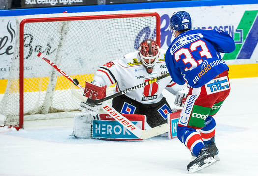 Oskarshamns Filiph Engsund  och Örebros målvakt Dominik