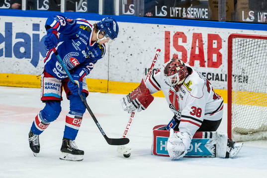 Oskarshamns John Dahlström och Örebros målvakt Dominik