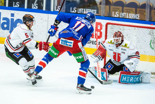 Oskarshamns Joakim Thelin och Örebros målvakt Dominik