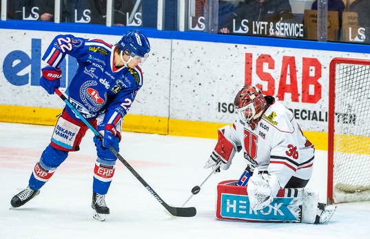 Oskarshamns John Dahlström och Örebros målvakt Dominik