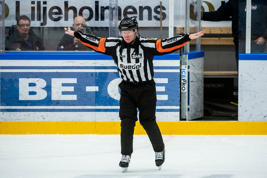 Domare Pehr Claesson dömer bort ett mål