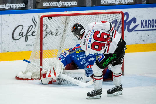 Örebros Mathias Bromé gör mål på Oskarshamns målvakt