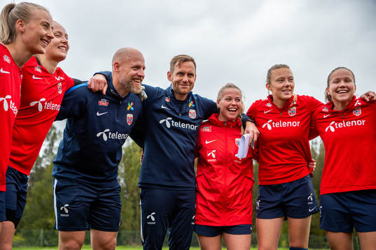 Anja Sønstevold, goalkeeper Aurora Mikalsen, Anders