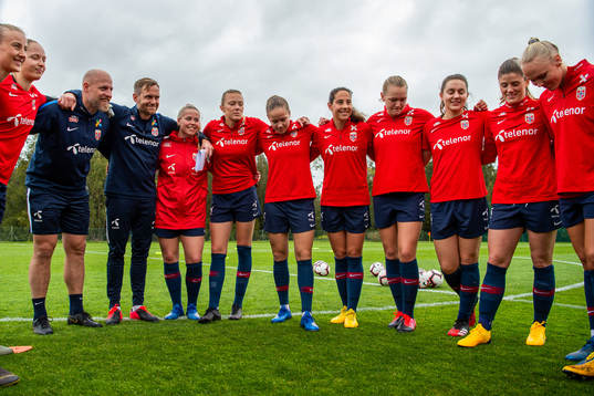 Anja Sønstevold, goalkeeper Aurora Mikalsen, Anders