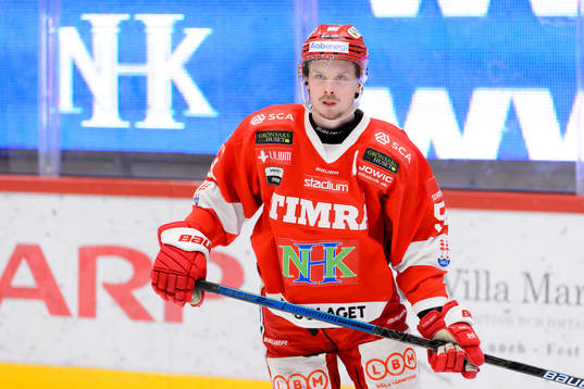 Timrås Jonathan Dahlén värmer upp innan ishockeymatchen