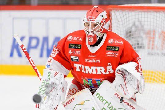 Timrås målvakt Adam Ohre värmer upp innan