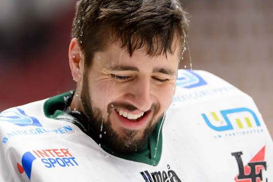 Björklövens målvakt Joe Cannata innan ishockeymatchen i