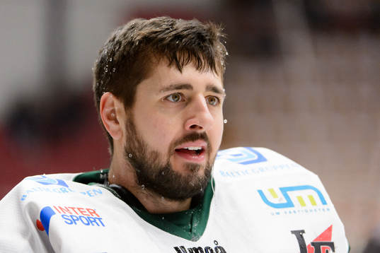 Björklövens målvakt Joe Cannata innan ishockeymatchen i